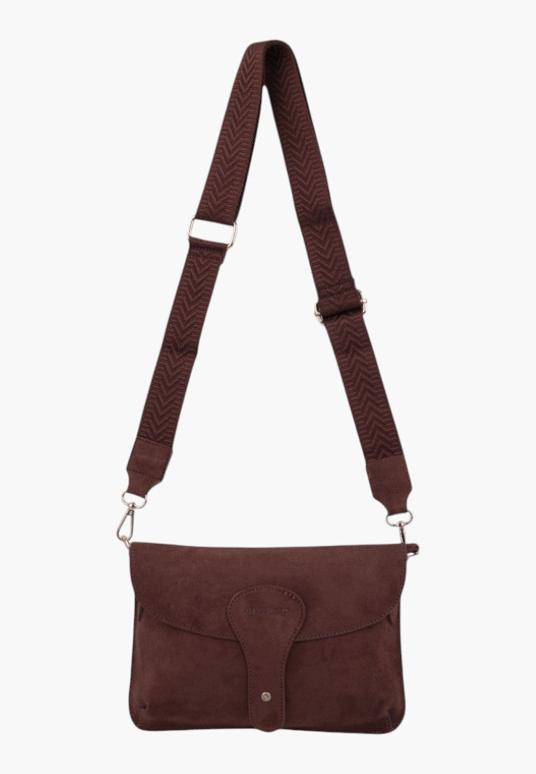 Side view of brązowej torebki crossbody z regulowanym paskiem i klapą