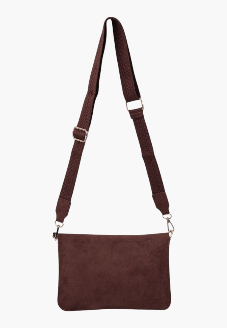 Side view of brązowej torebki crossbody z wzorzystym paskiem i srebrnymi elementami