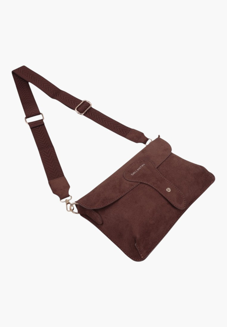 Side view of brązowej torebki crossbody z klapą i regulowanym paskiem