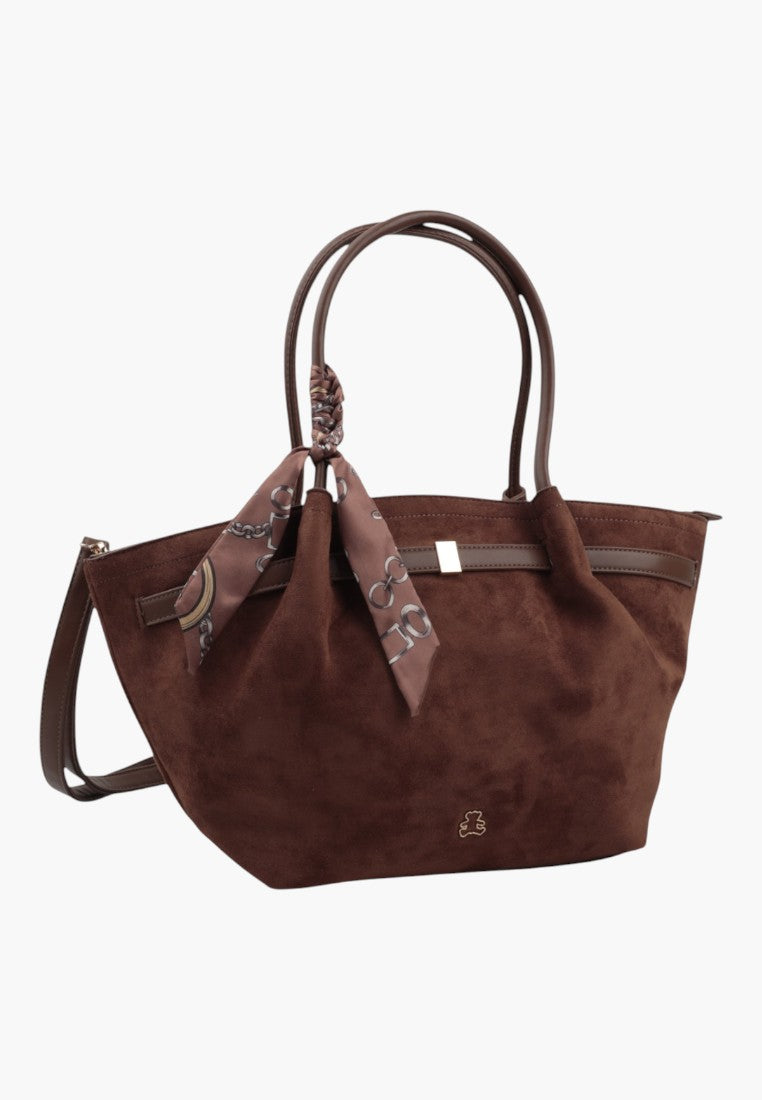 Front view of the brązowa torebka shopper z dekoracyjną chustą, przestronna i z paskiem na ramię.