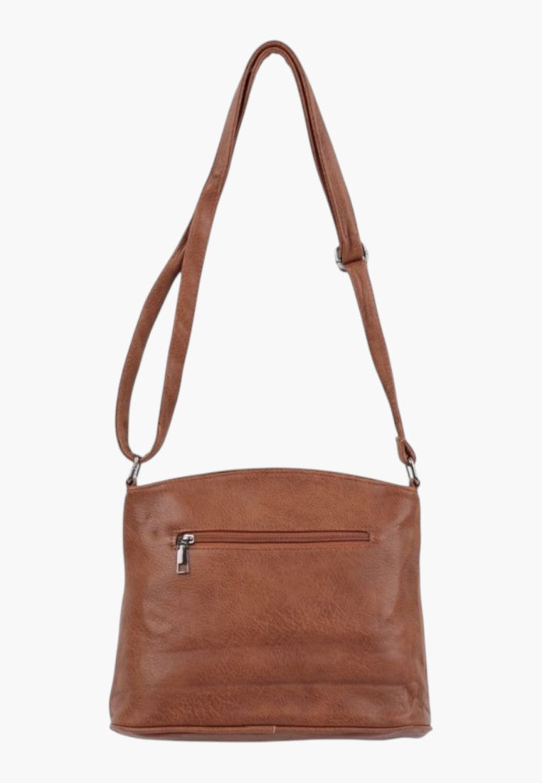 Back view of the brązowa torebka crossbody z regulowanym paskiem i kieszenią na zamek.