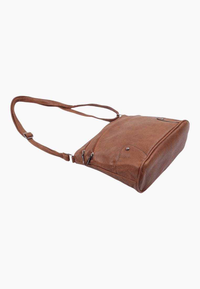 Detail view of the brązowa torebka crossbody z zamkiem i wieloma kieszeniami.
