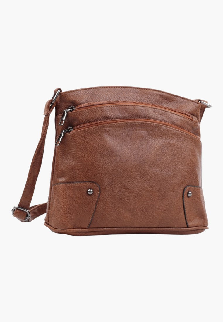 Front view of the brązowa torebka crossbody z zamkami i srebrnymi detalami.