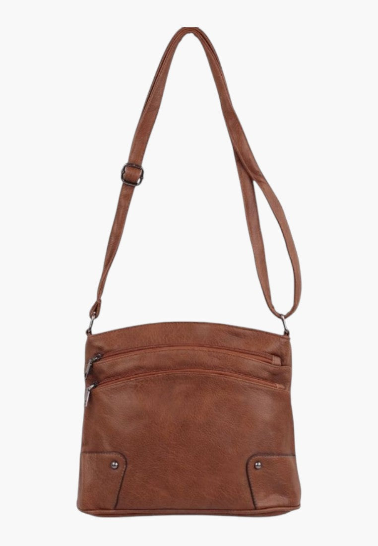 Front view of the brązowa torebka crossbody z regulowanym paskiem i zamkiem.