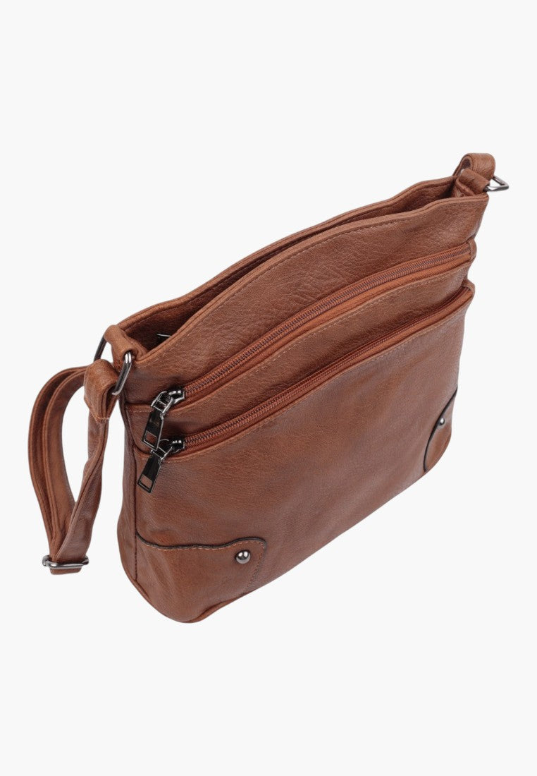 Side view of the brązowa torebka crossbody z zamkiem i wieloma kieszeniami.