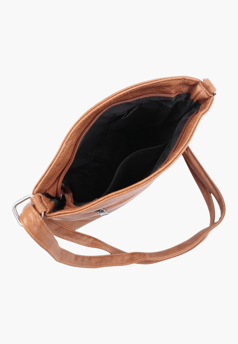 Side view of the brązowa torebka crossbody z otwartym zamkiem i czarnym wnętrzem.