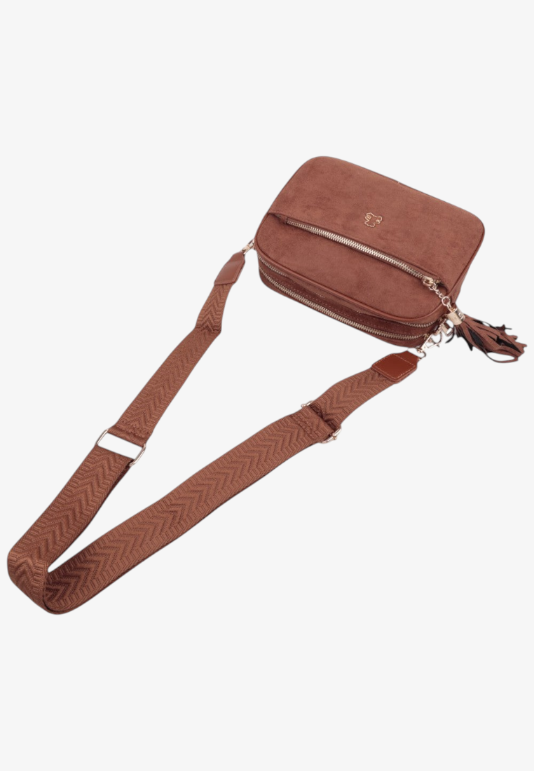 Front torebki crossbody w kolorze brązowym z zamkiem na białym tle