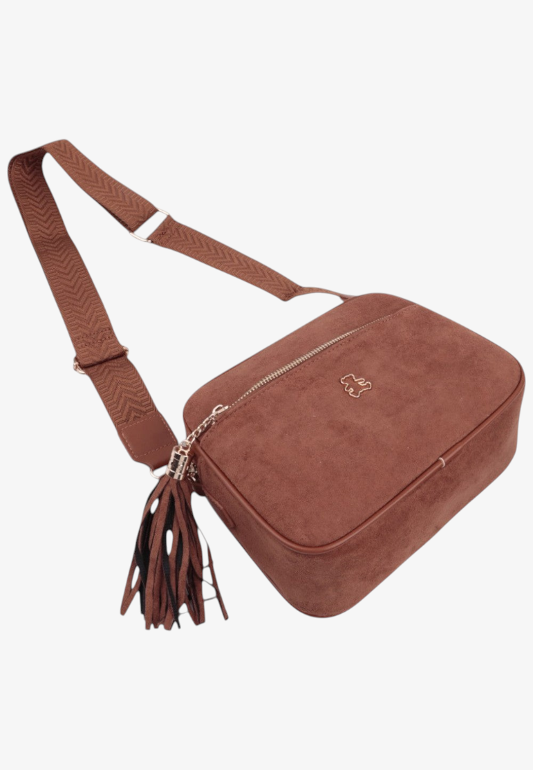 Front torebki crossbody w kolorze brązowym z frędzlami i zamkiem na białym tle