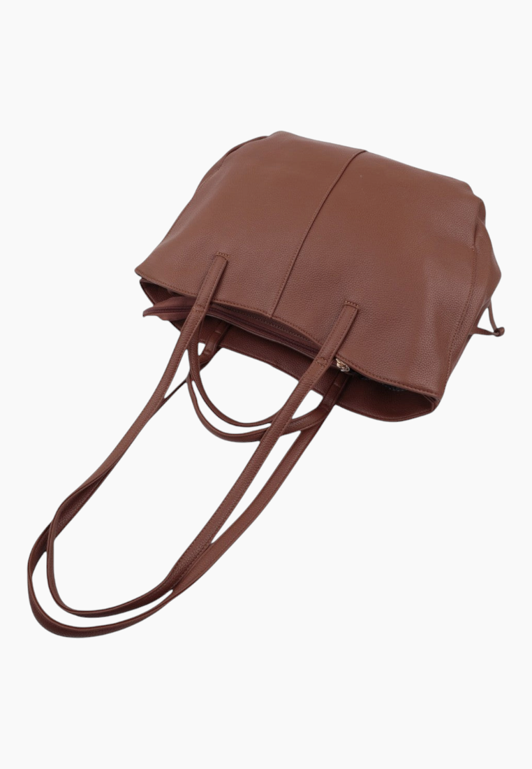 Detail view of the brązowa torba typu shopper z zamkiem i dwoma uchwytami.