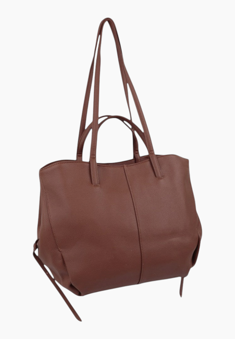 Front view of the brązowa torba typu shopper z zamkiem i dwoma uchwytami.