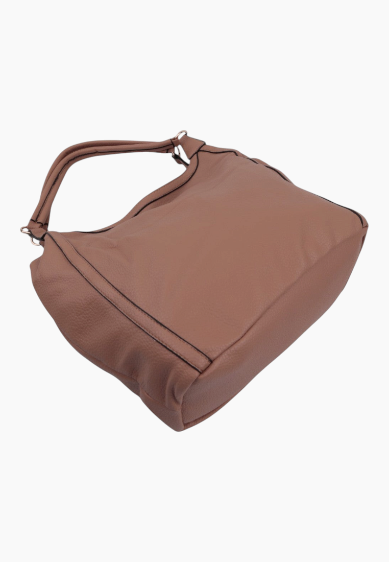 Detail view of the brązowa torebka shopper z miękkiego materiału od dołu.