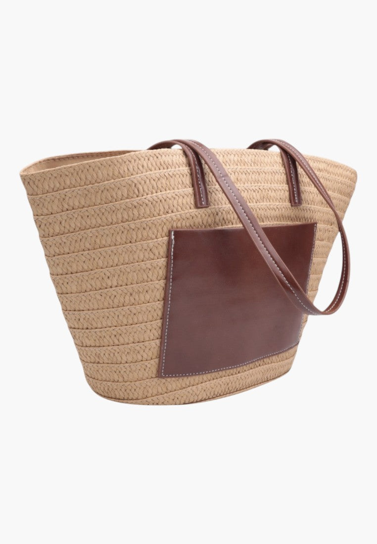 Stylowy widok beżowej torebki shopper w codziennym użyciu z długimi uchwytami na białym tle