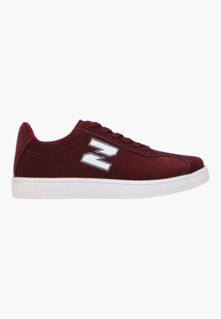 Burgundowe sneakersy, widok z boku