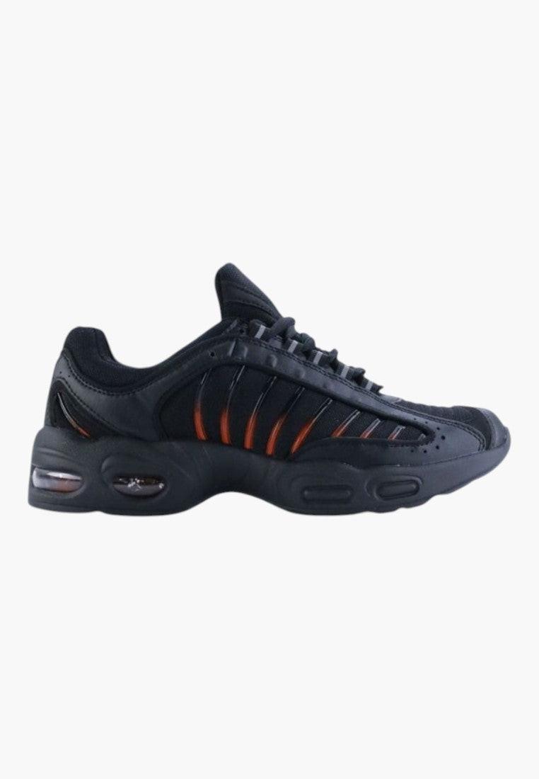 Buty damskie sznurowane w czarnym kolorze, widok z boku z teksturowanym designem.