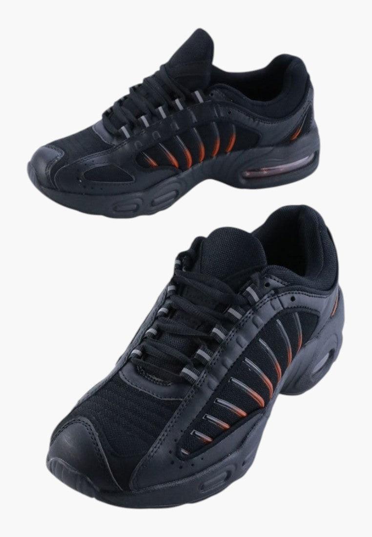 Buty damskie sznurowane w czarnym kolorze, zbliżenie na wzmocniony czubek.