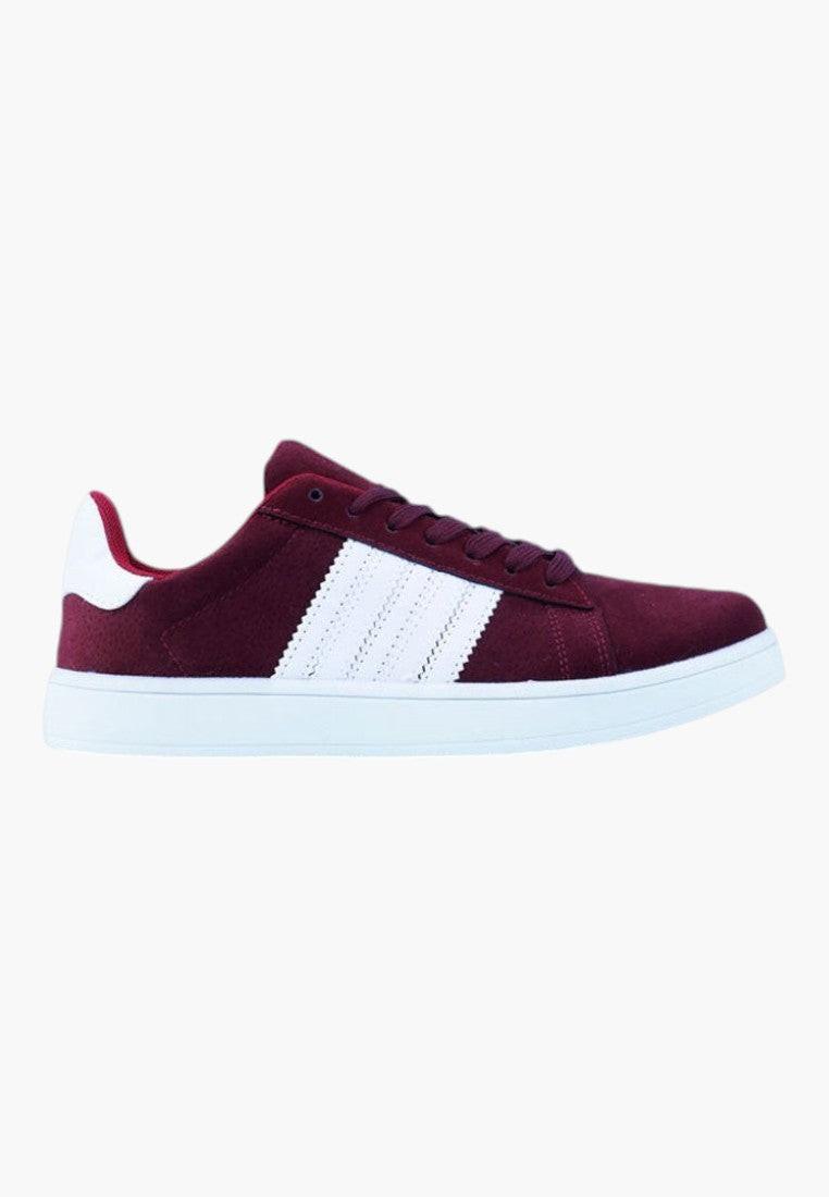Czerwone buty sportowe damskie ekozamszowe, widok z boku.