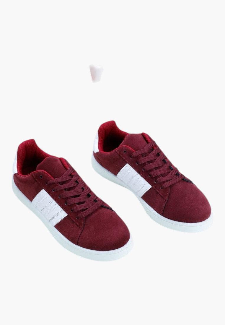 Czerwone buty sportowe damskie ekozamszowe, widok z przodu.