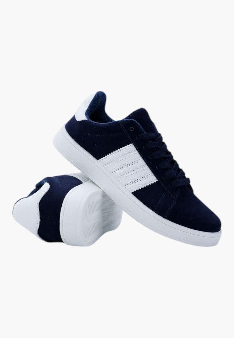 Granatowe buty sportowe damskie z ekozamszu w stylu lifestyle na białym tle