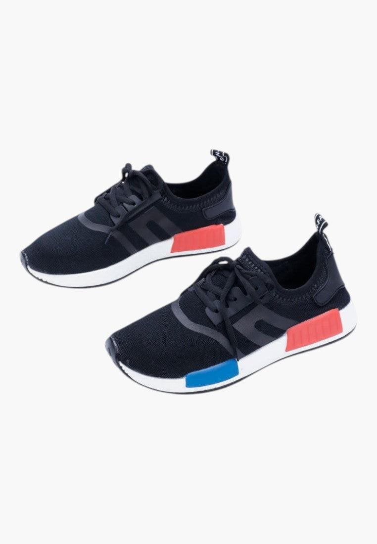 Widok z przodu na granatowe buty sportowe damskie z dekoracyjnym sznurowaniem.