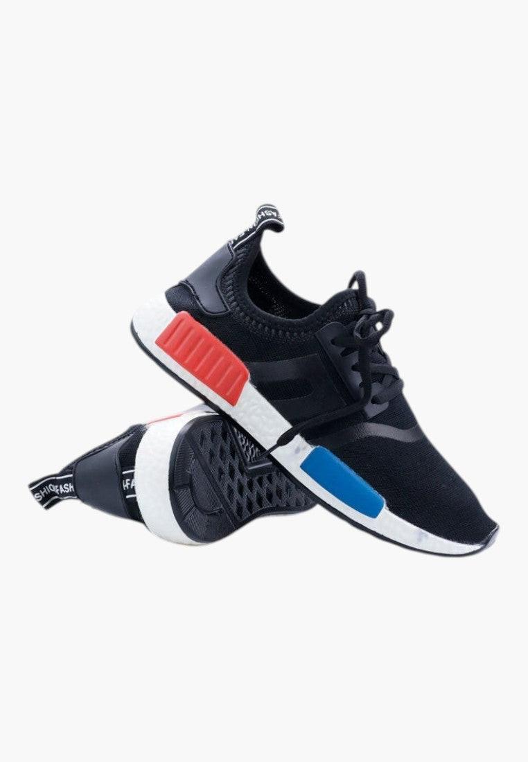 Stylowy widok na granatowe buty sportowe damskie w codziennym użyciu.