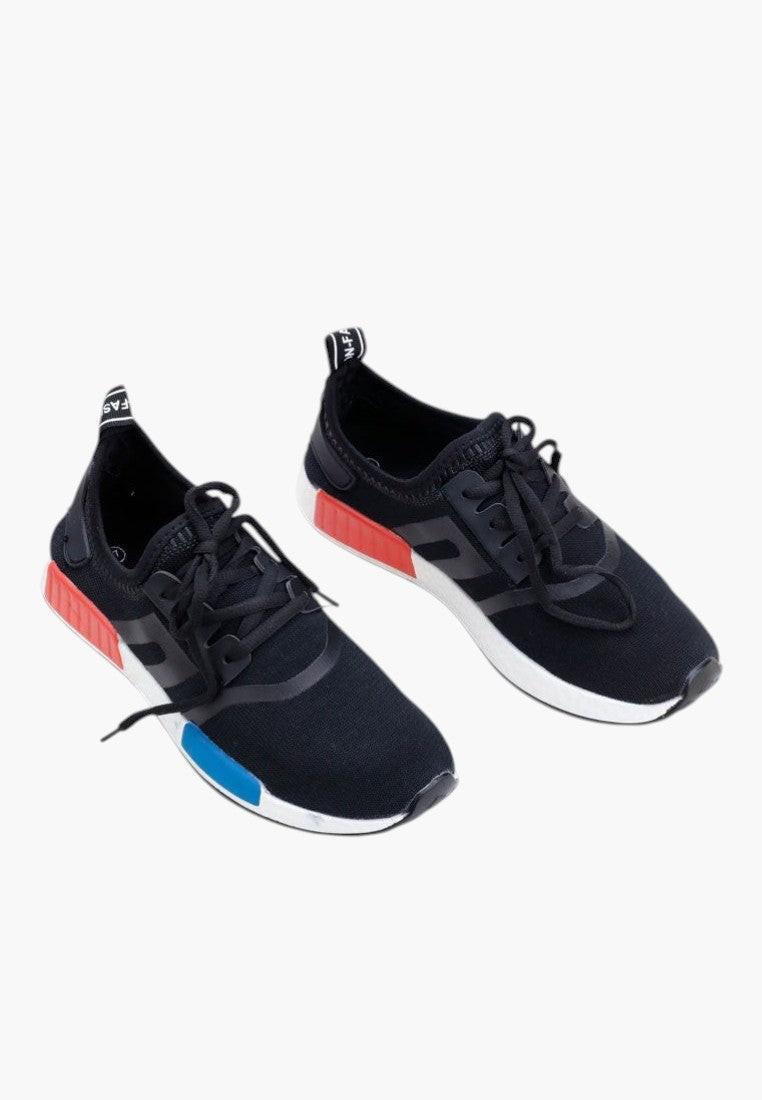 Widok z boku na granatowe buty sportowe damskie z kolorowymi wstawkami.
