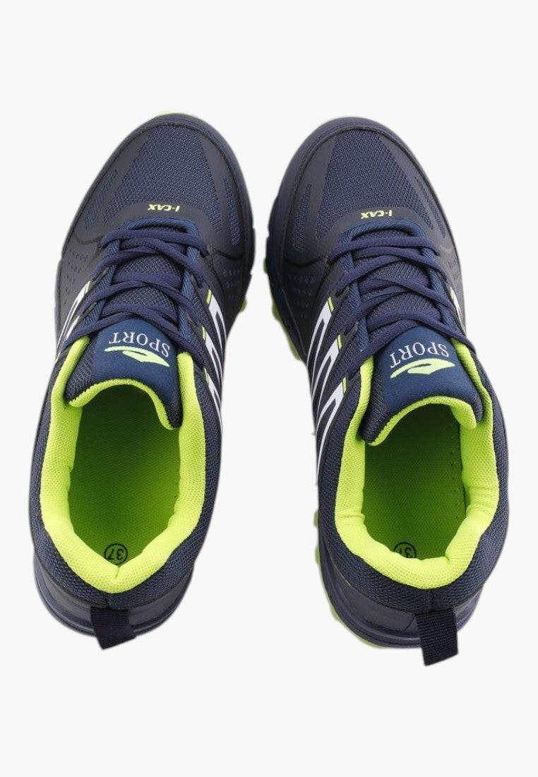 Widok z góry na niebieskie buty sportowe damskie z siateczkową cholewką.