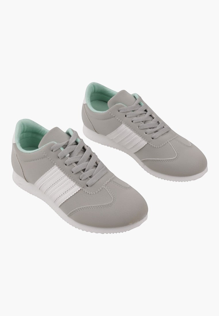Szare sneakersy sportowe z przodu, sznurowane, na białym tle.