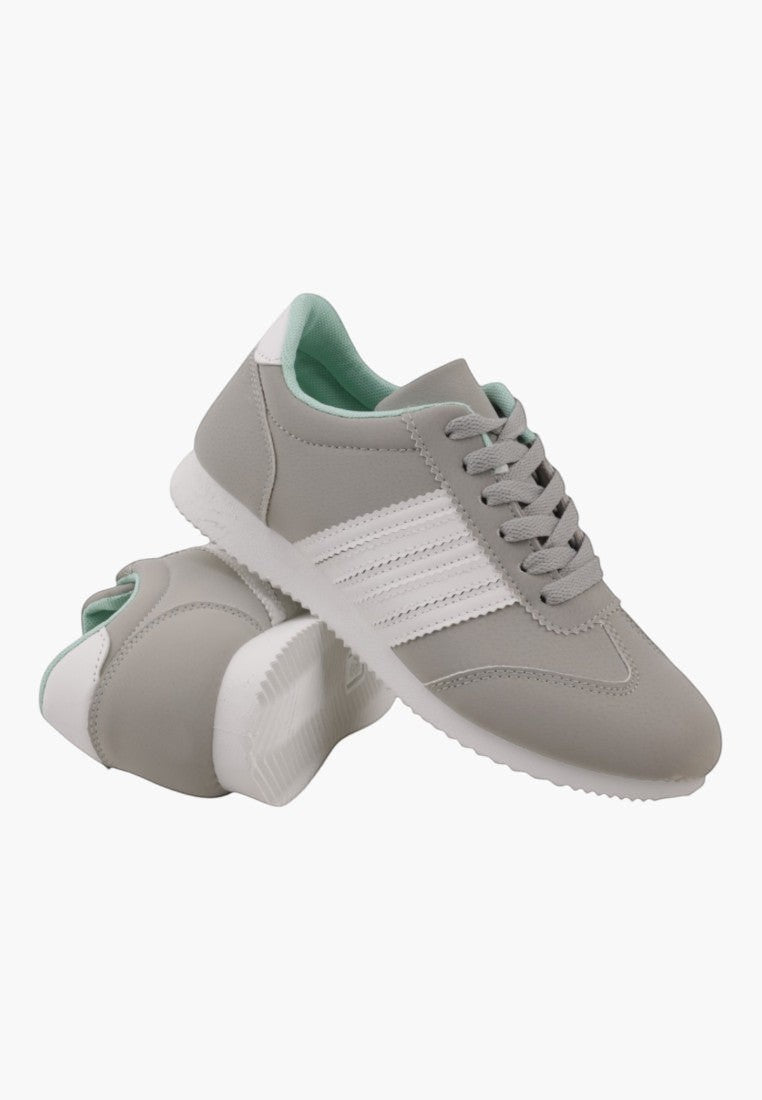 Szare sneakersy sportowe z boku, sznurowane, na białym tle.