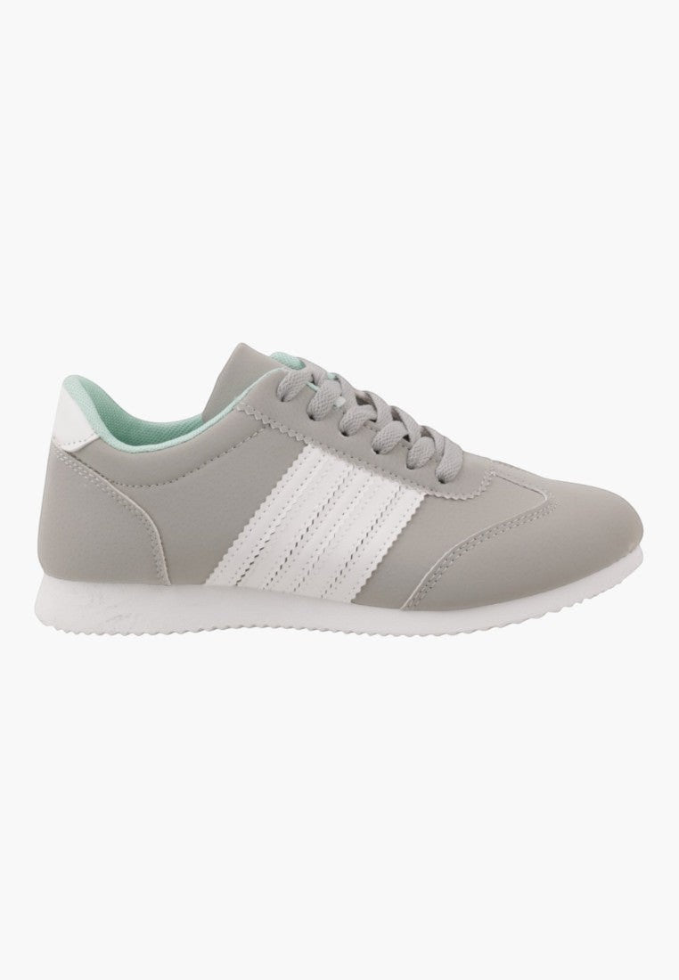 Szczegółowy widok szarych sneakersów sportowych, sznurowane, na białym tle.