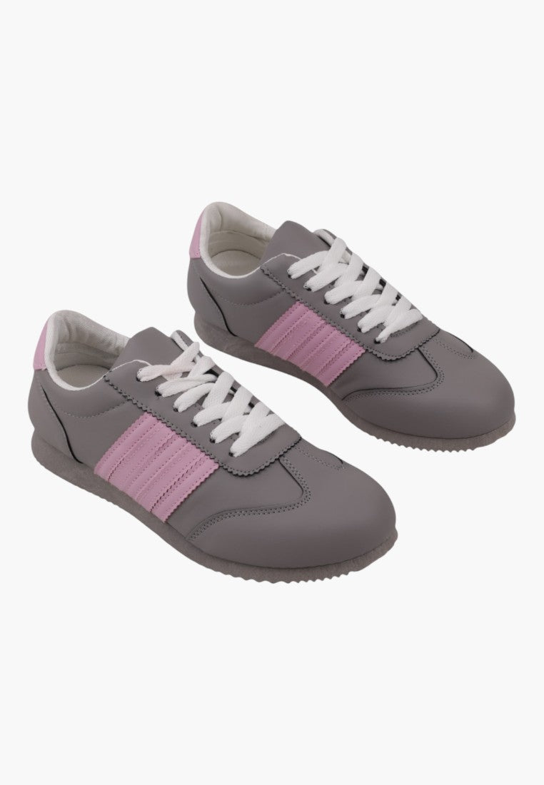 Damskie sneakersy w szarym kolorze, widok z przodu.