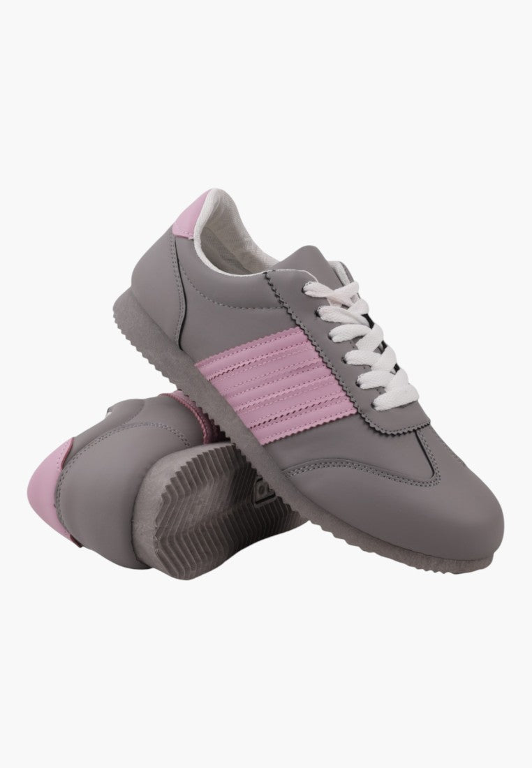 Damskie sneakersy w szarym kolorze, stylizacja w codziennym otoczeniu.