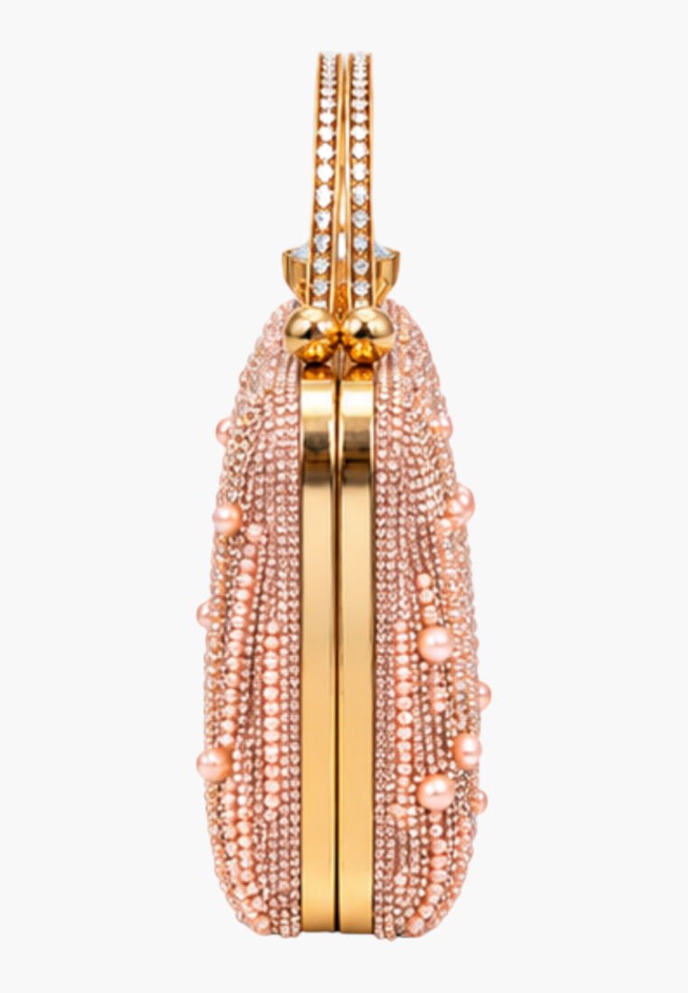Detail close-up of the beaded texture and gold clasp on the wielokolorowa kopertówka wizytowa.