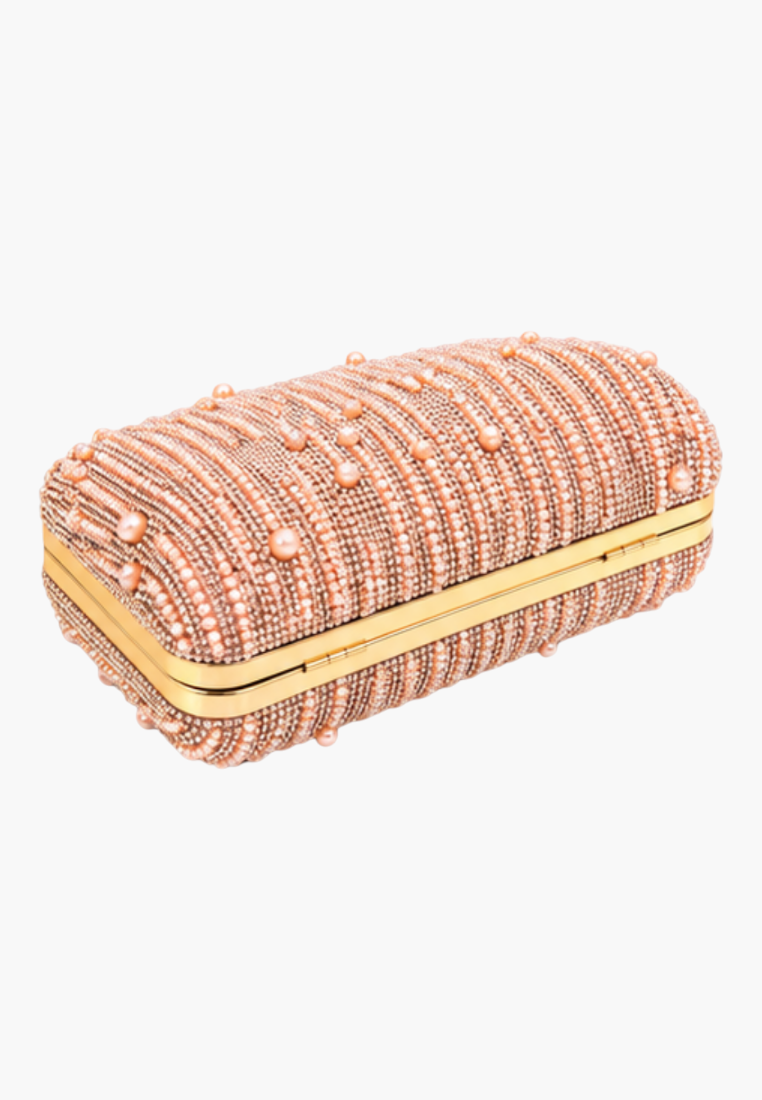 Side view of the wielokolorowa kopertówka wizytowa highlighting the beaded texture and gold clasp.