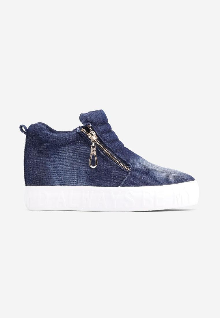 Bok ciemno jeansowych sneakersów damskich z złotym zamkiem.