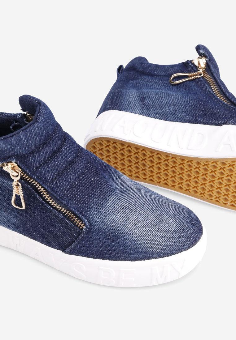 Bok ciemno jeansowych sneakersów damskich z brązowym zamkiem.
