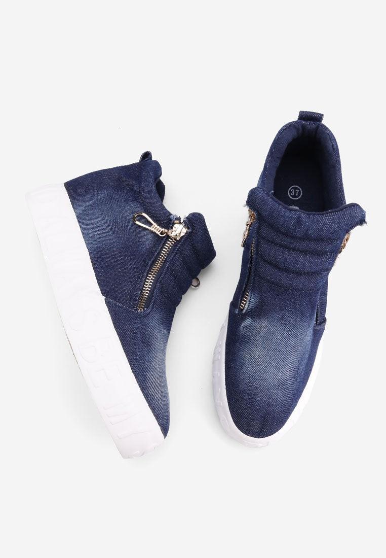 Górny widok ciemno jeansowych sneakersów damskich z złotym zamkiem.