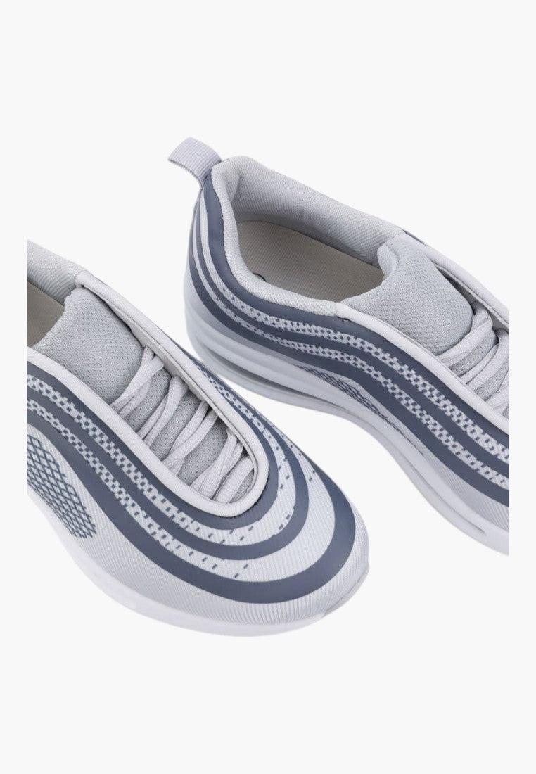 Ciemno szare buty sportowe damskie z bliska, z ozdobnym przeszyciem na białym tle.