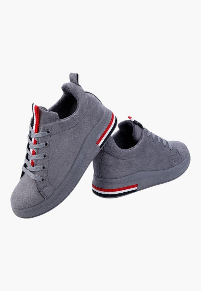 Detal z bliska ciemno szarych sneakersów damskich z ekozamszu