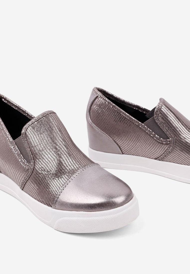 Ciemno szare sneakersy damskie z metalicznym wykończeniem, zbliżenie na detal.