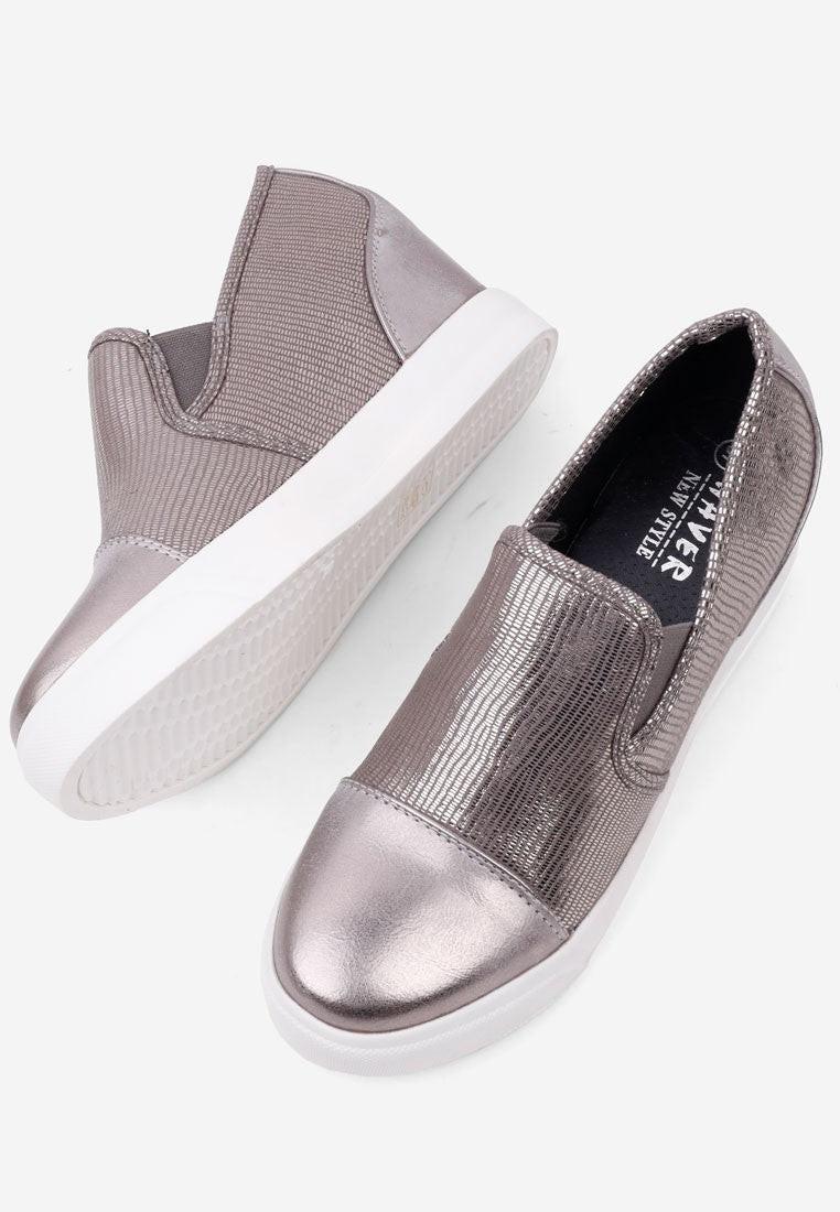 Ciemno szare sneakersy damskie z metalicznym wykończeniem, zbliżenie na detal.