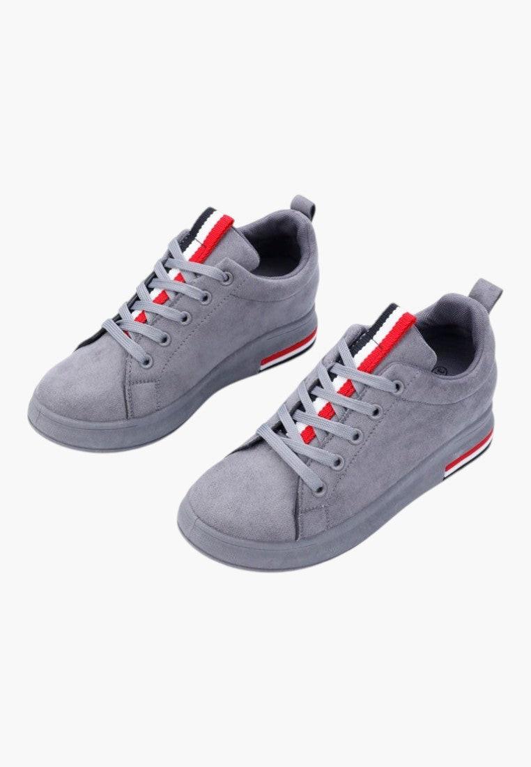 Stylizacja ciemno szarych sneakersów damskich z ekozamszu w otoczeniu