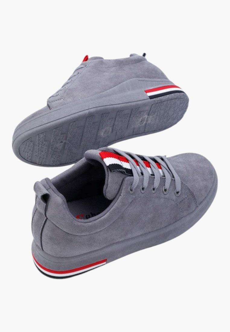 Szczegółowe ujęcie ciemno szarych sneakersów damskich z ekozamszu