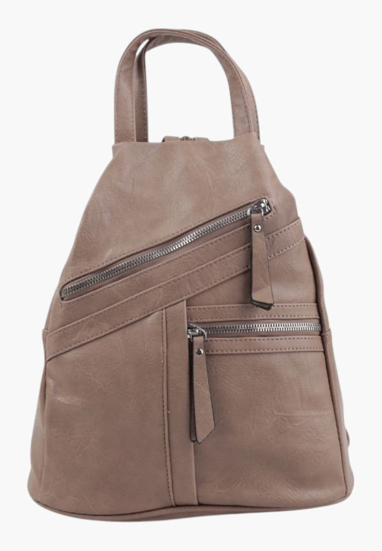 Przedni widok taupe plecaka z faux skóry z podwójnymi ukośnymi kieszeniami na zamek.