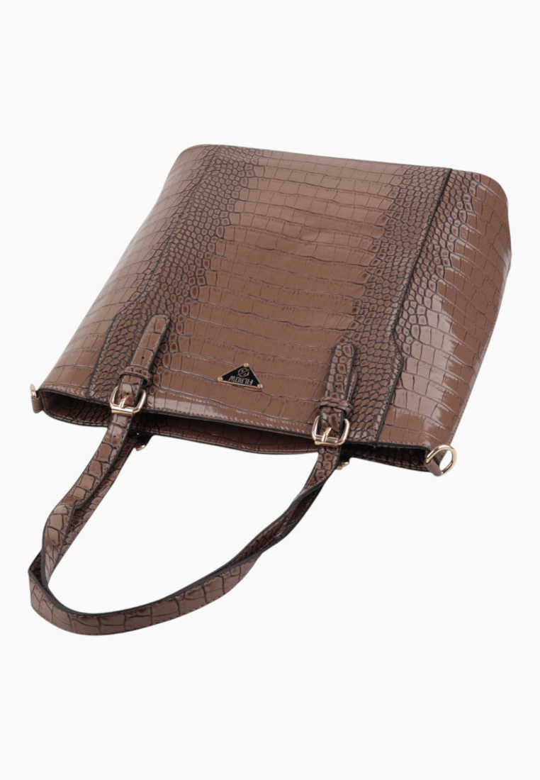 Detail view of the brązowa torebka shopper z zamknięciem na guzik i teksturowaną powierzchnią.