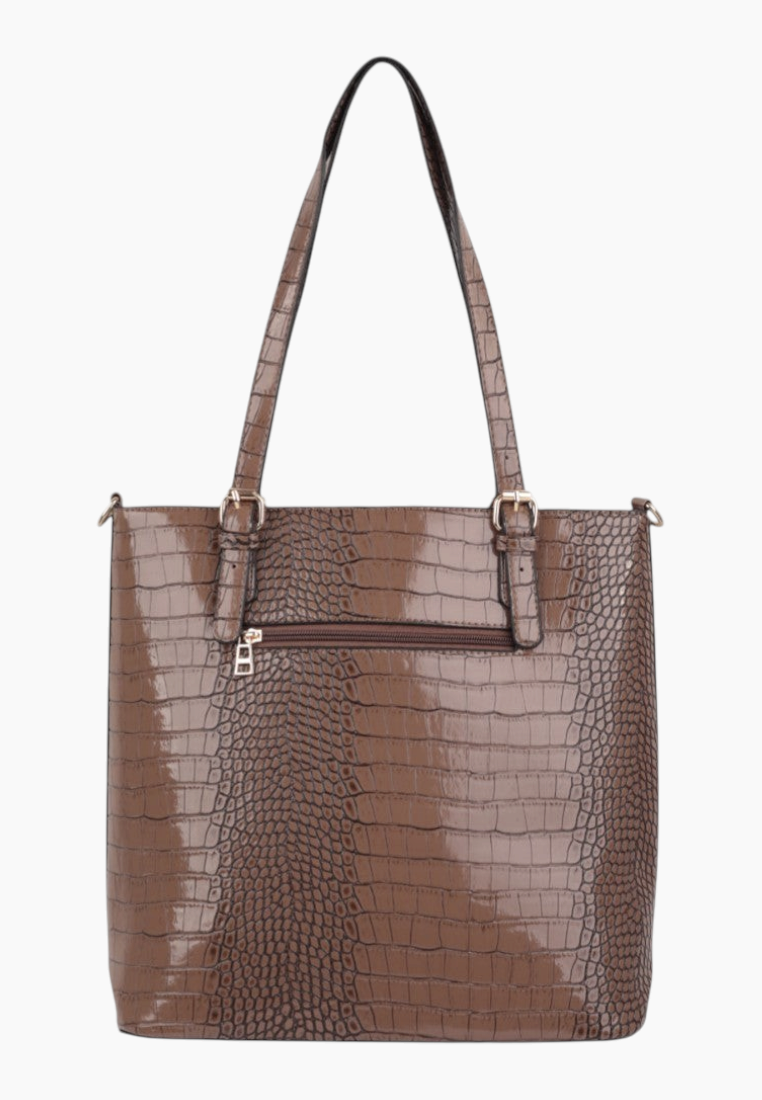 Front view of the brązowa torebka shopper z długimi uchwytami na białym tle.