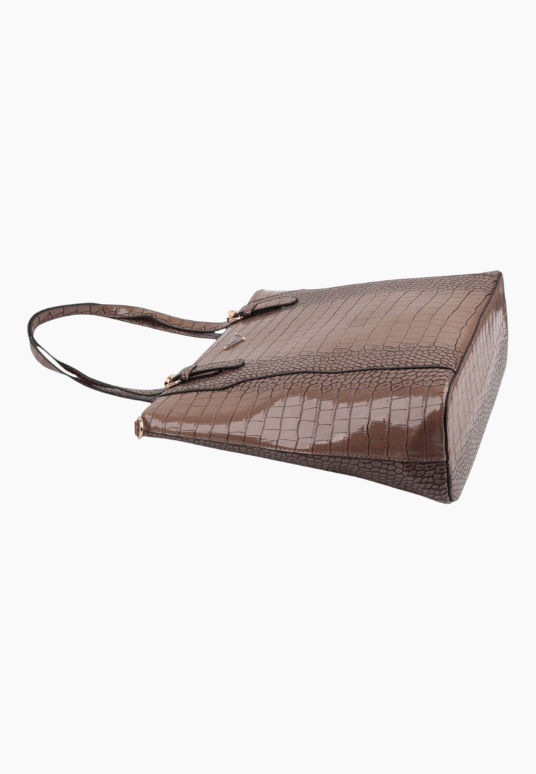 Side view of the brązowa torebka shopper z płaskim dnem i długimi uchwytami.