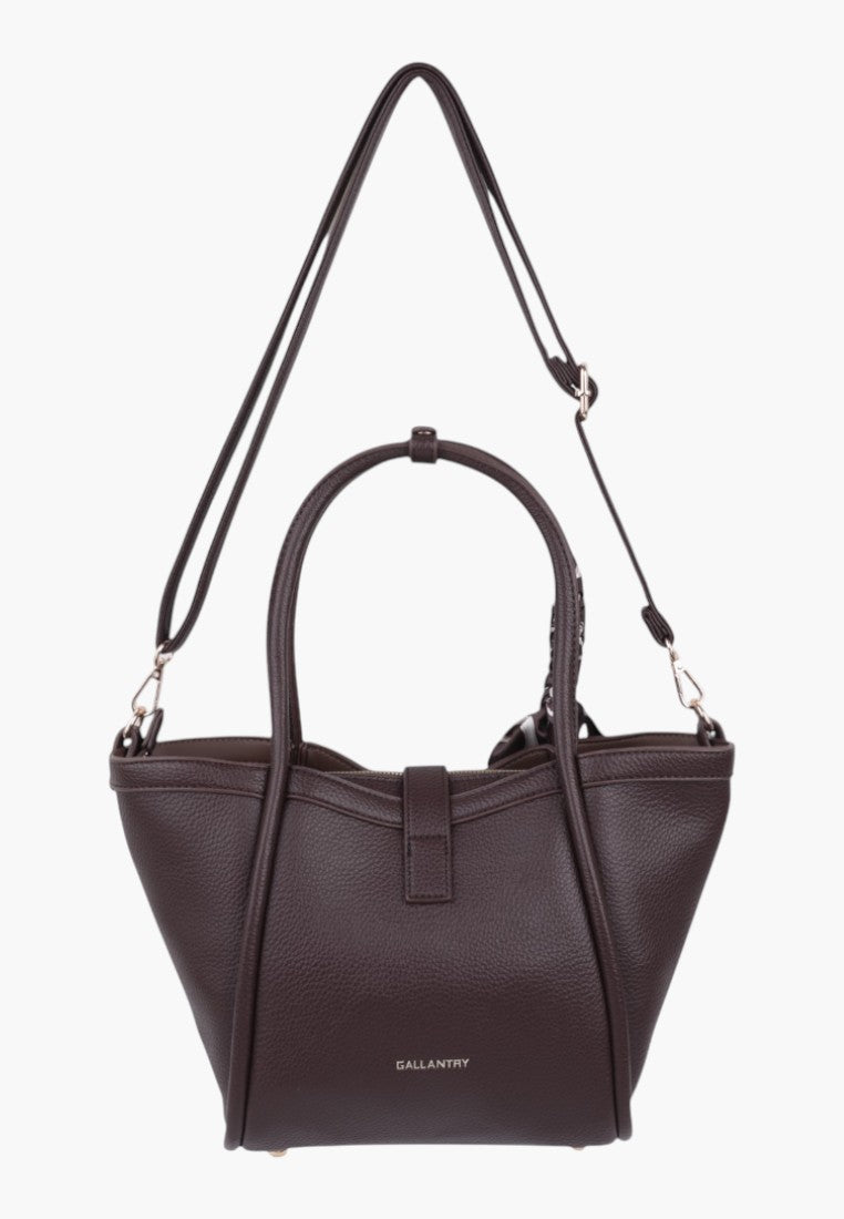 Widok z boku brązowej torebki shopper z ekoskóry z podwójnymi uchwytami.