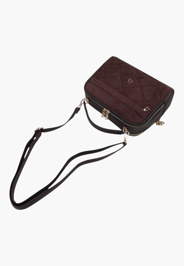 Widok z góry brązowej torebki crossbody z pikowanym wzorem i regulowanym paskiem.