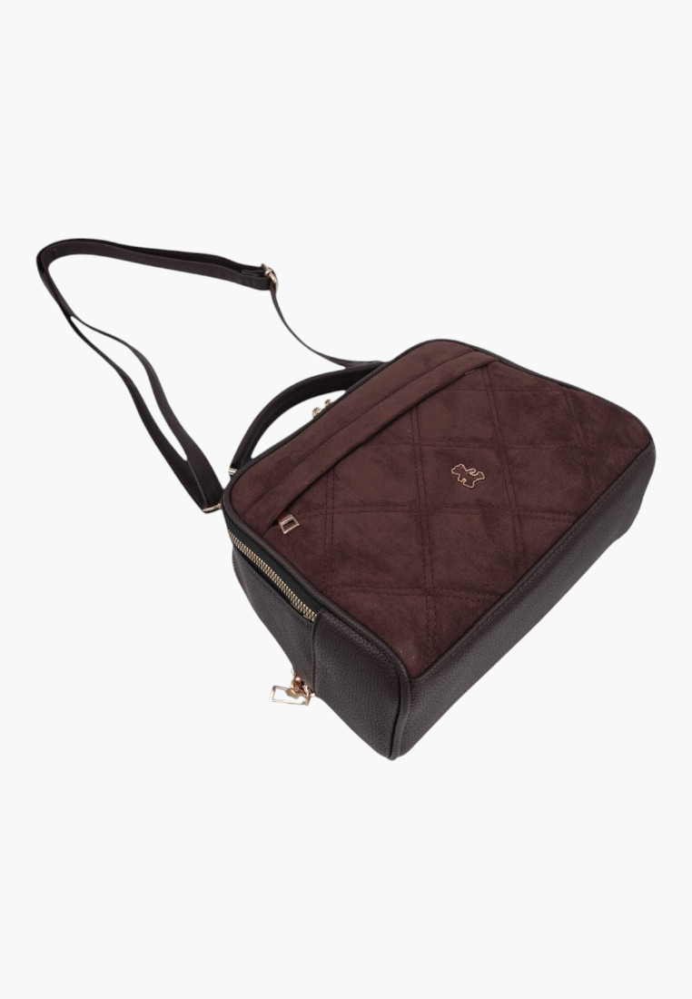 Widok z boku brązowej torebki crossbody z pikowanego zamszu i skóry z regulowanym paskiem.