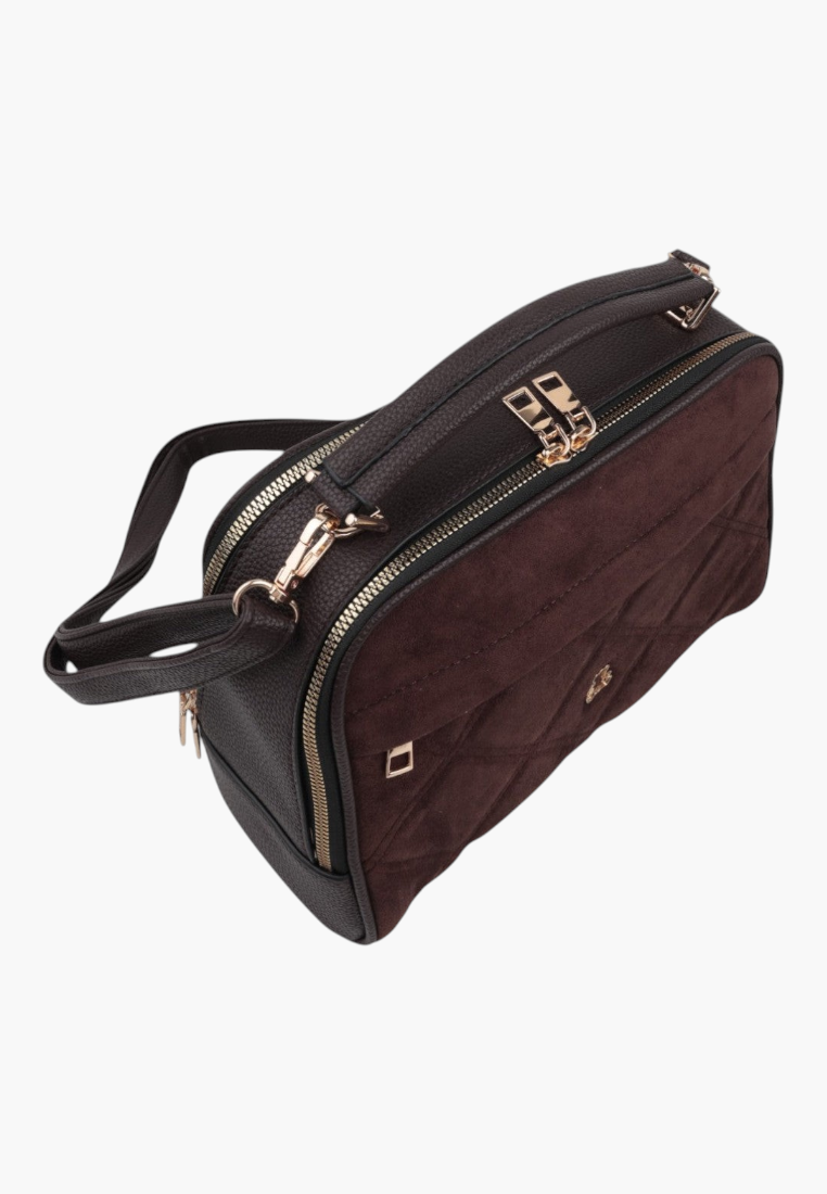 Widok z boku brązowej torebki crossbody z pikowanego zamszu z złotym zamkiem błyskawicznym.